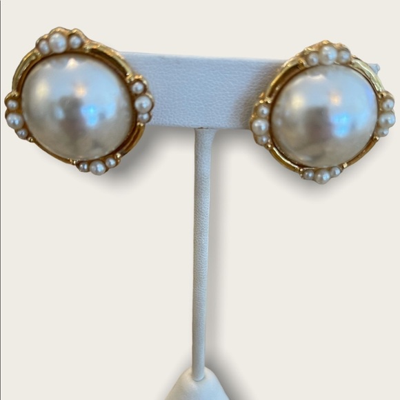 NAPIER Vintage Gold Faux Pearl Clip On Screw Back Earrings - Picture 4 of 4